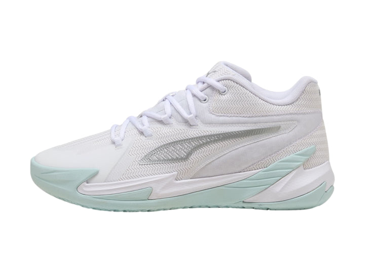 Tenis de baloncesto PUMA color blanco con detalles en plata y suela en tono azul claro.