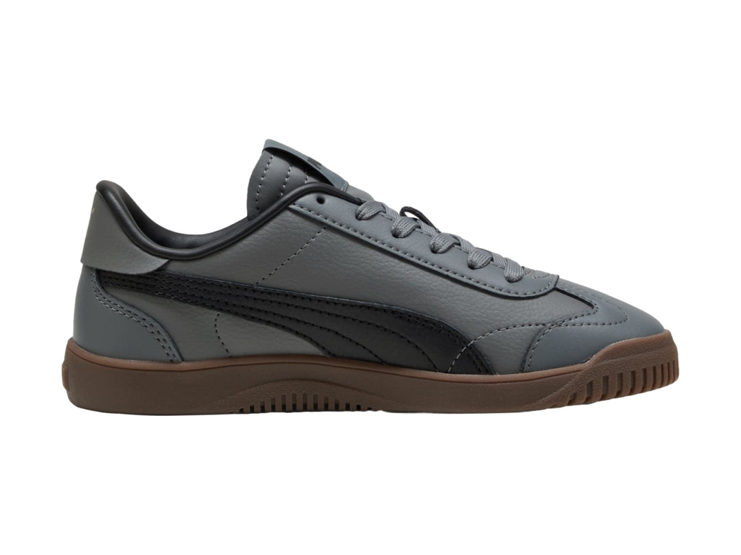 Tenis PUMA infantiles color gris oscuro con franja negra y suela color café.