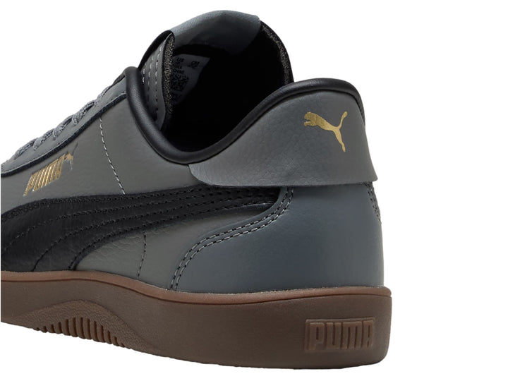 Tenis PUMA infantiles color gris oscuro con franja negra y suela color café.
