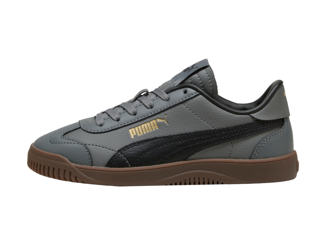 Tenis PUMA infantiles color gris oscuro con franja negra y suela color café.