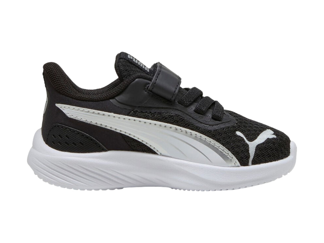 Tenis PUMA infantiles color negro con suela blanca y detalle plateado lateral.