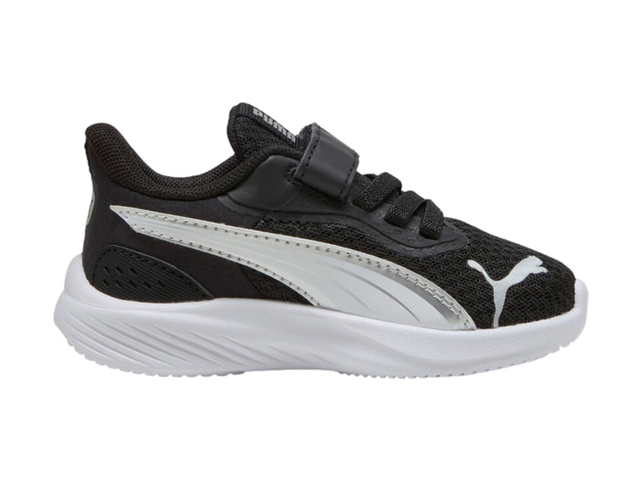 Tenis PUMA infantiles color negro con suela blanca y detalle plateado lateral.
