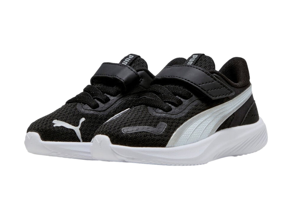 Tenis PUMA infantiles color negro con suela blanca y detalle plateado lateral.