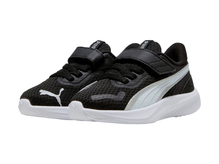 Tenis PUMA infantiles color negro con suela blanca y detalle plateado lateral.