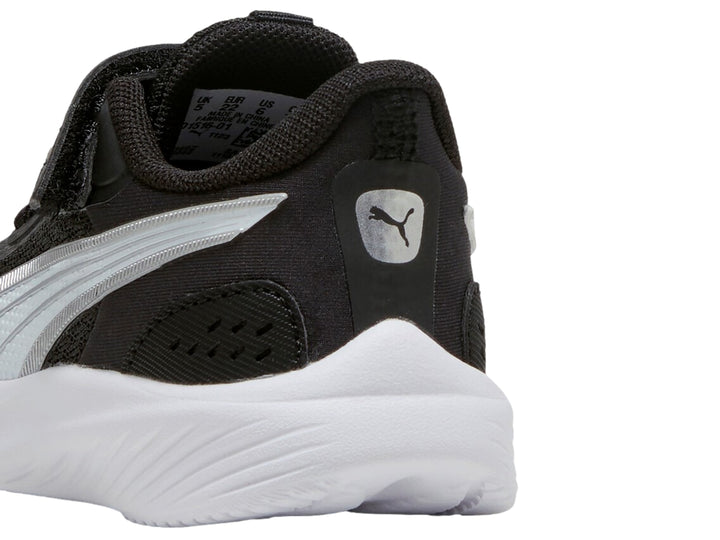 Tenis PUMA infantiles color negro con suela blanca y detalle plateado lateral.