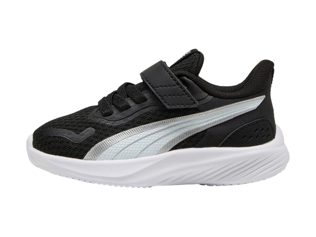 Tenis PUMA infantiles color negro con suela blanca y detalle plateado lateral.