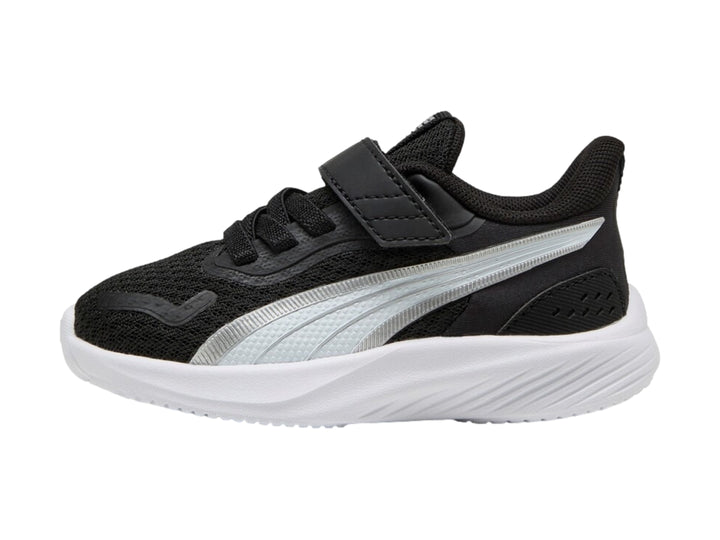 Tenis PUMA infantiles color negro con suela blanca y detalle plateado lateral.