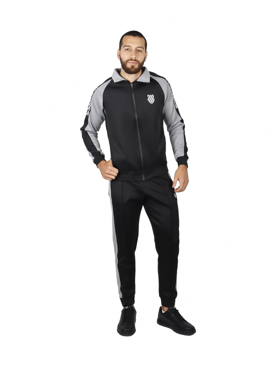 Conjunto deportivo de sudadera y pants en colores negro y gris para hombre.