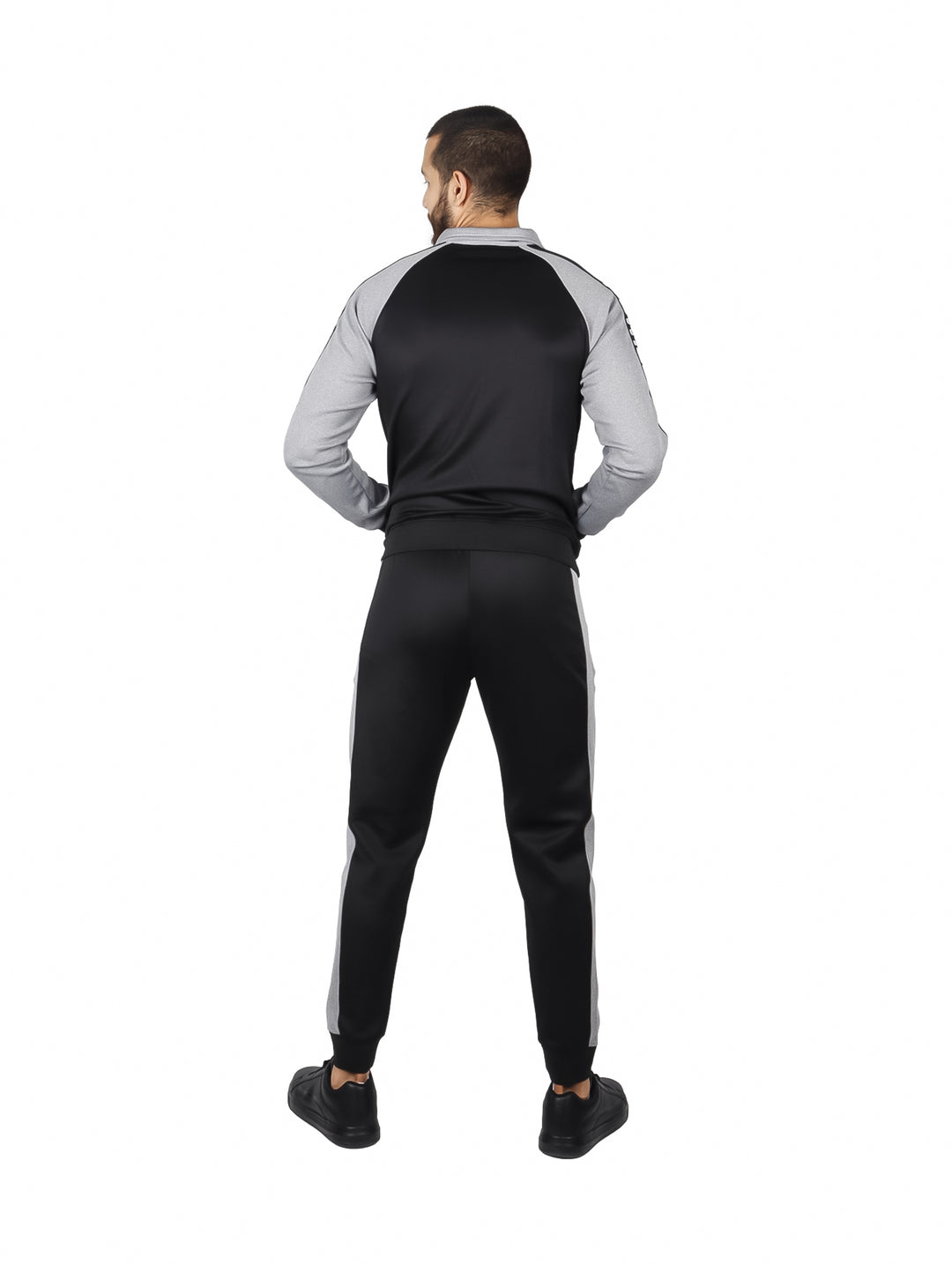 Conjunto deportivo de sudadera y pants en colores negro y gris para hombre.