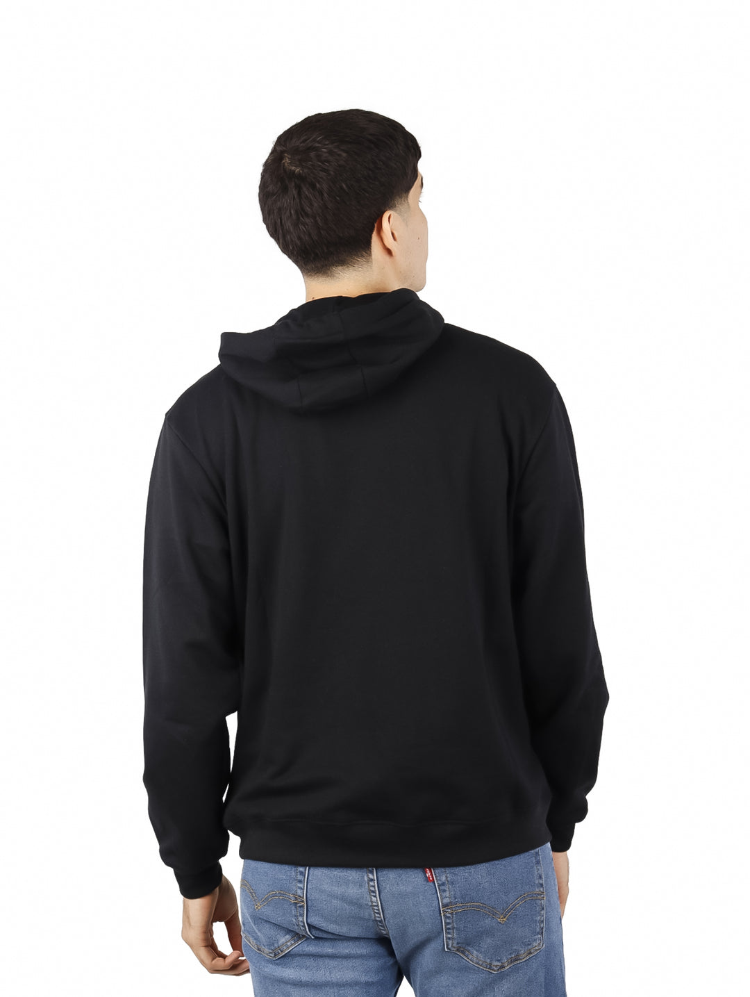 Hombre vistiendo sudadera con capucha color negro con estampado de Snoopy Bakery and Cafe en el pecho.