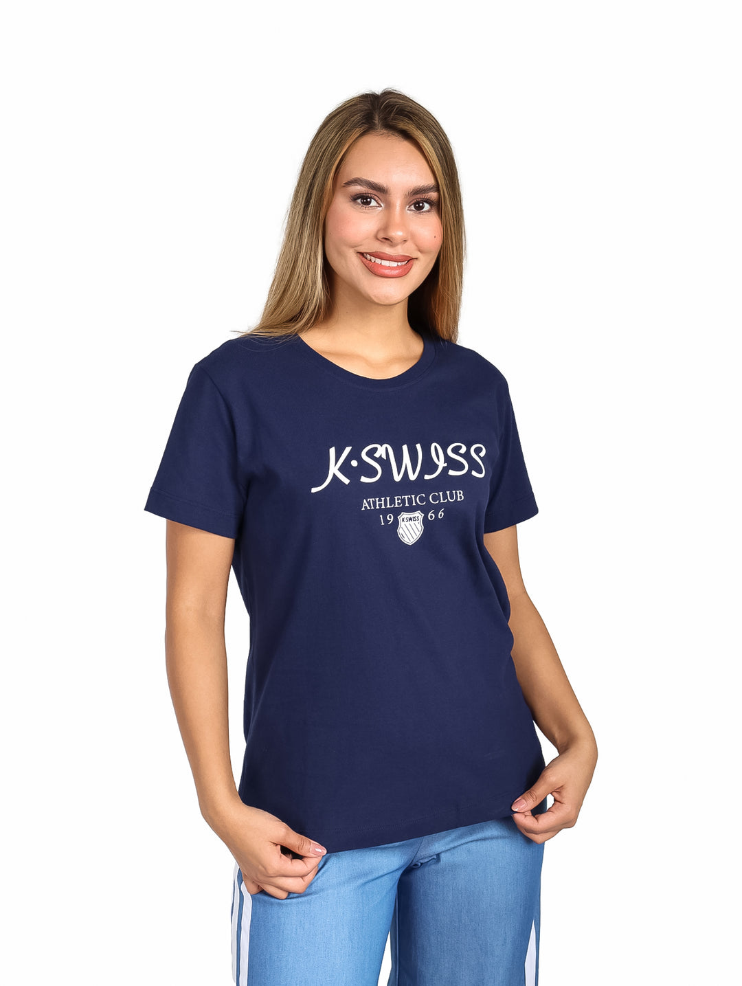 Mujer modelando playera color marino de manga corta con estampado blanco de K-SWISS en el pecho.