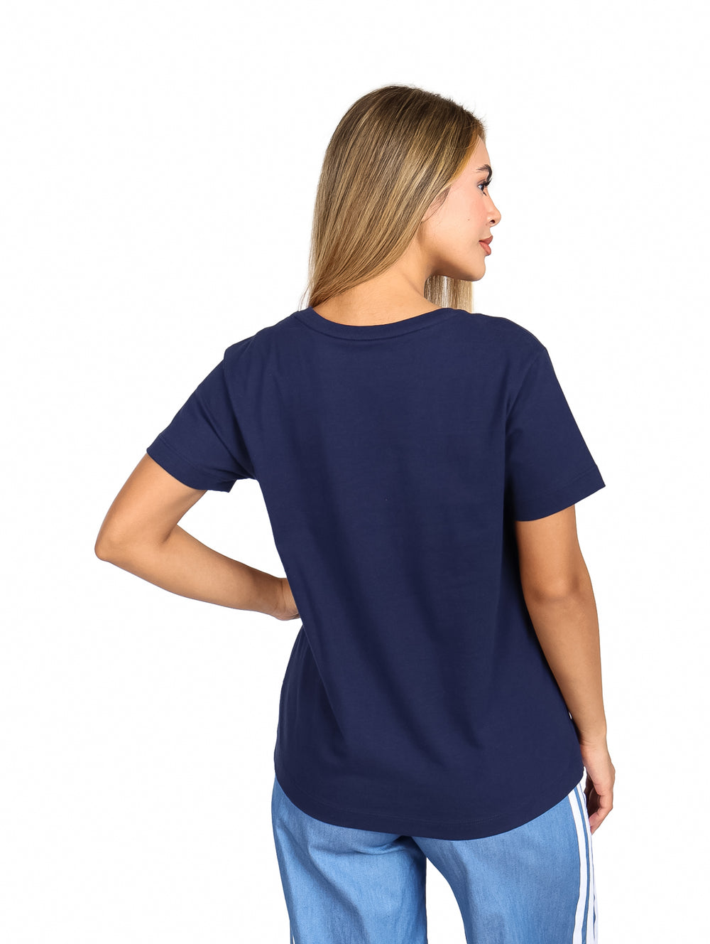 Mujer modelando playera color marino de manga corta con estampado blanco de K-SWISS en el pecho.