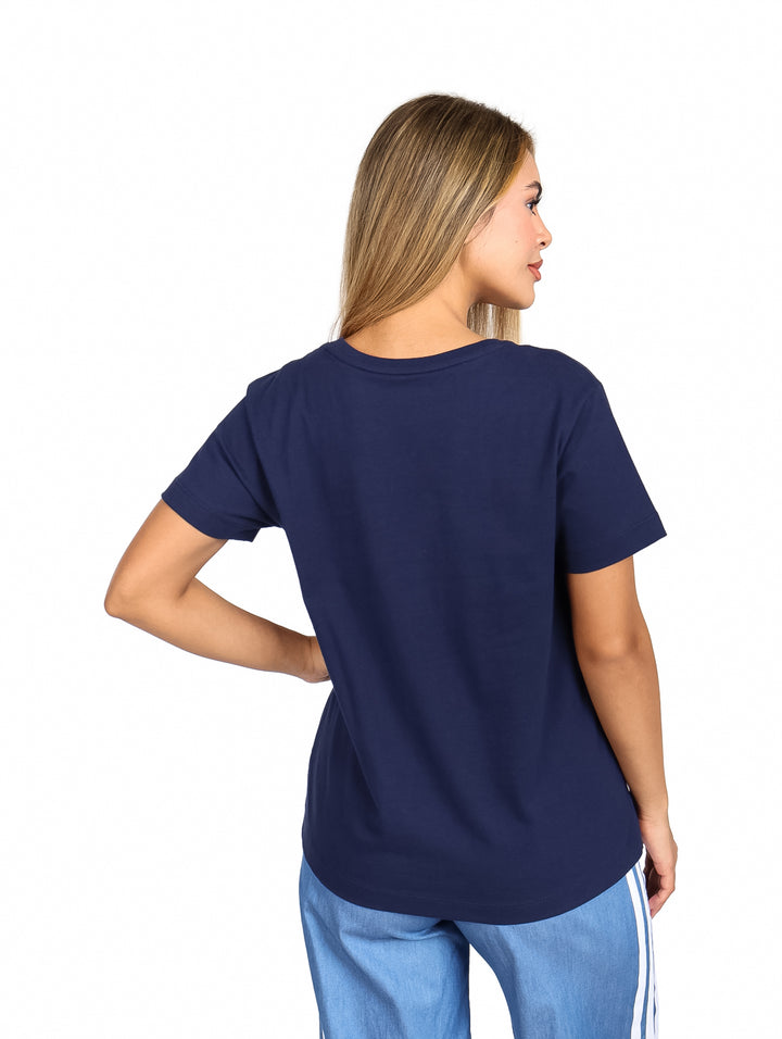 Mujer modelando playera color marino de manga corta con estampado blanco de K-SWISS en el pecho.