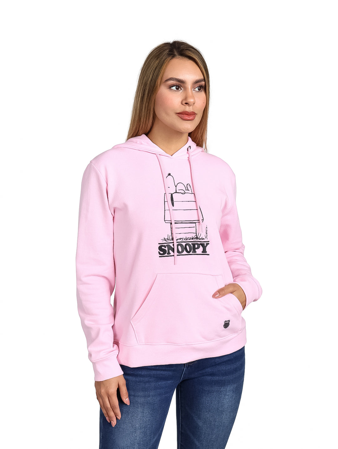 Mujer vistiendo sudadera rosa con capucha y estampado de Snoopy en el pecho.