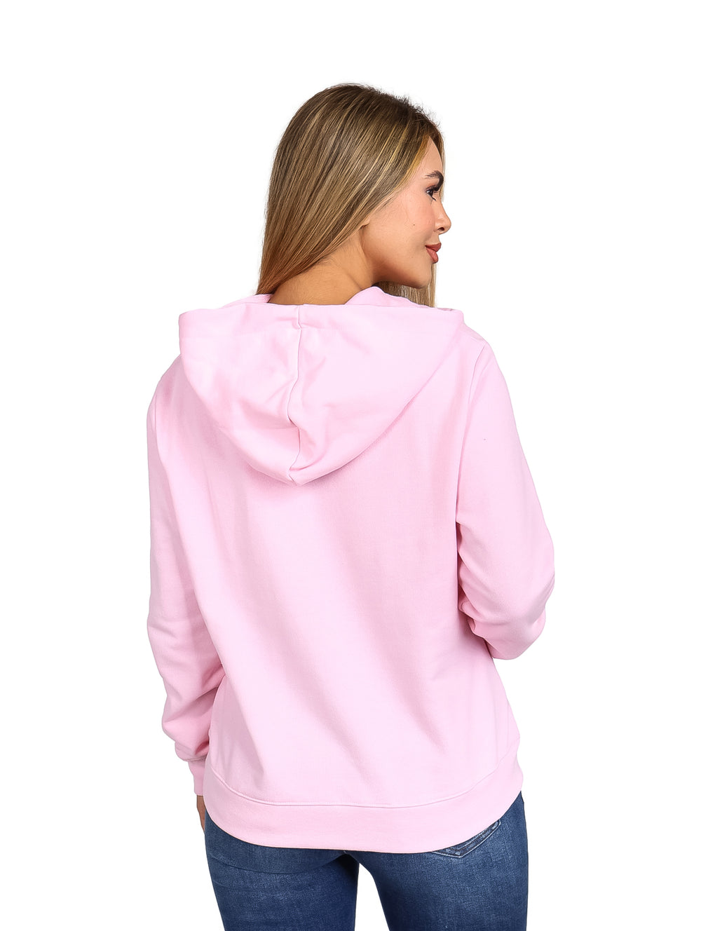 Mujer vistiendo sudadera rosa con capucha y estampado de Snoopy en el pecho.