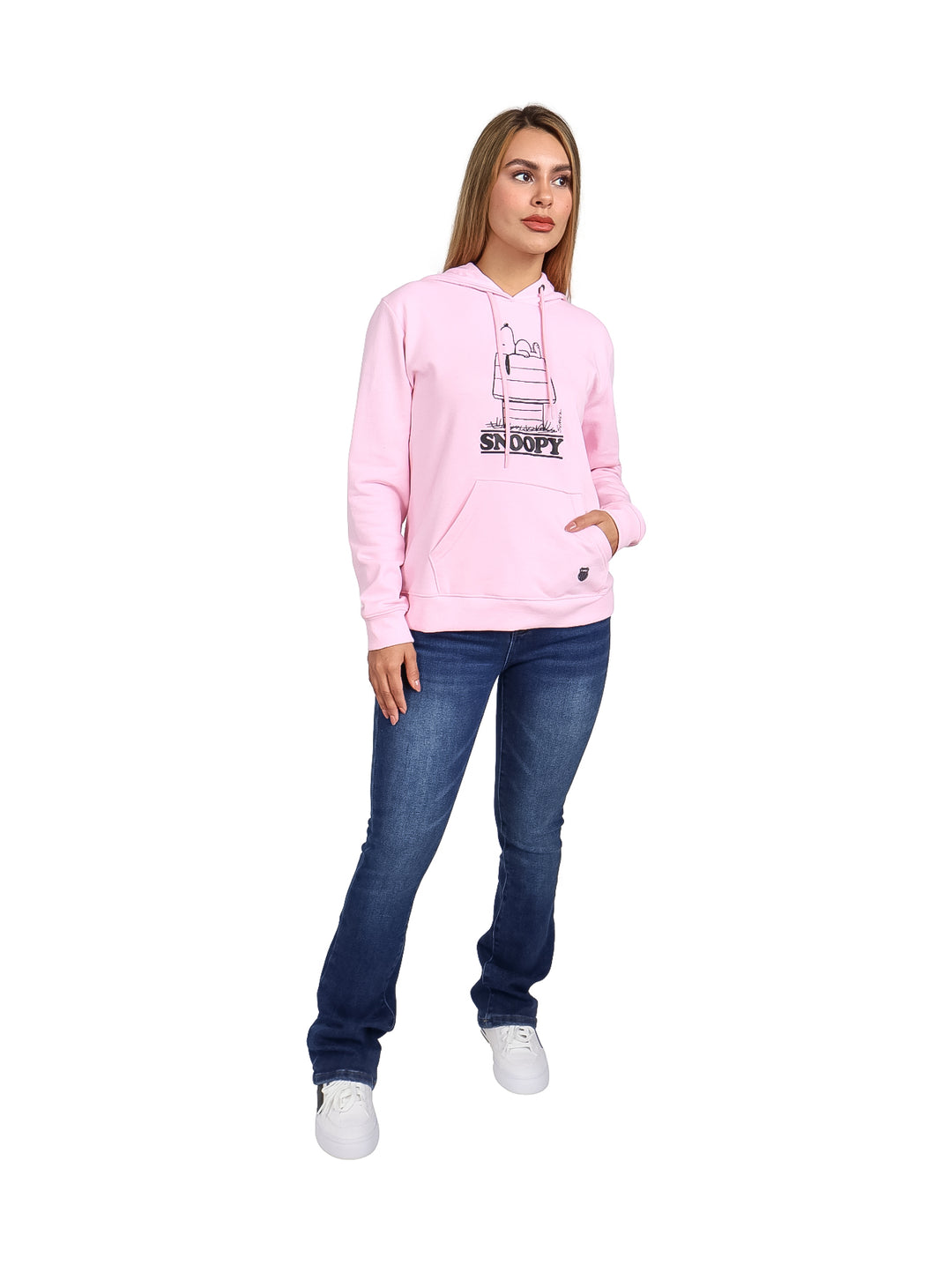 Mujer vistiendo sudadera rosa con capucha y estampado de Snoopy en el pecho.
