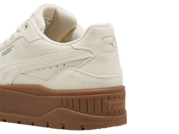 Tenis PUMA Karmen II Idol SD color crema con suela de plataforma marrón.