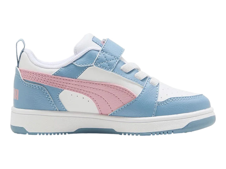 Tenis PUMA infantiles en colores azul, blanco y rosa con cierre de velcro y suela blanca.