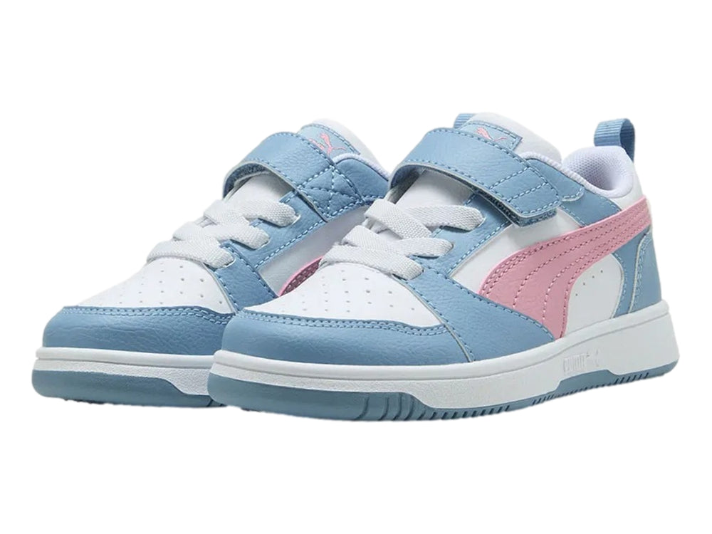 Tenis PUMA infantiles en colores azul, blanco y rosa con cierre de velcro y suela blanca.