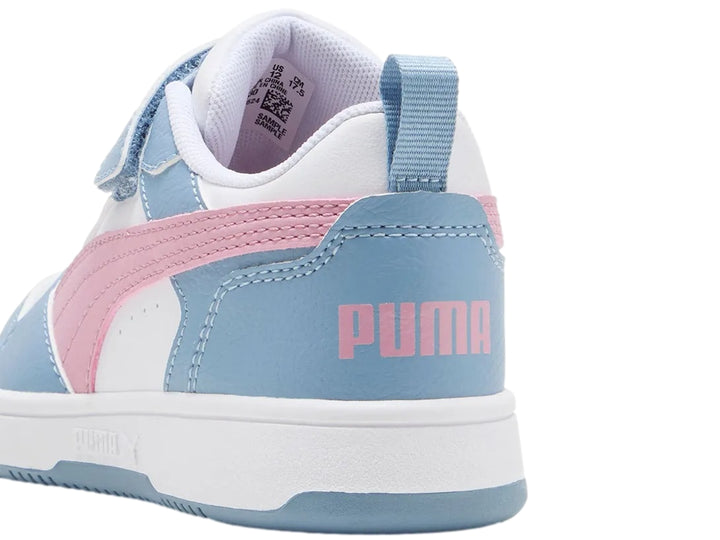 Tenis PUMA infantiles en colores azul, blanco y rosa con cierre de velcro y suela blanca.