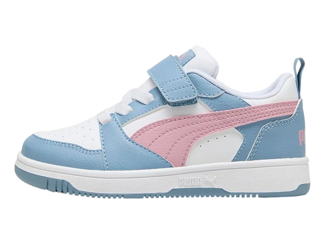 Tenis PUMA infantiles en colores azul, blanco y rosa con cierre de velcro y suela blanca.