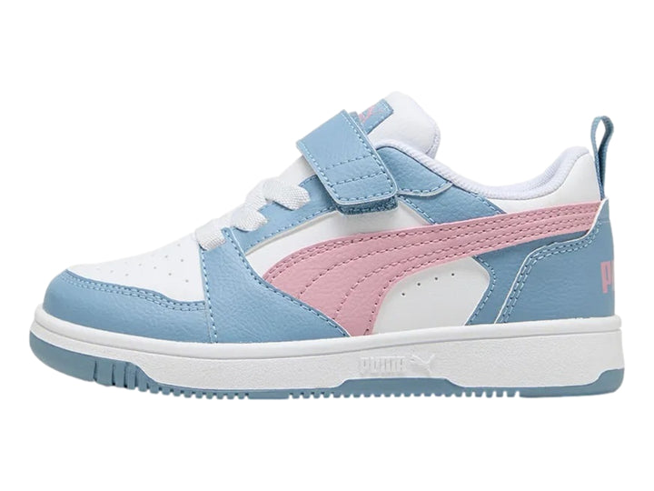 Tenis PUMA infantiles en colores azul, blanco y rosa con cierre de velcro y suela blanca.