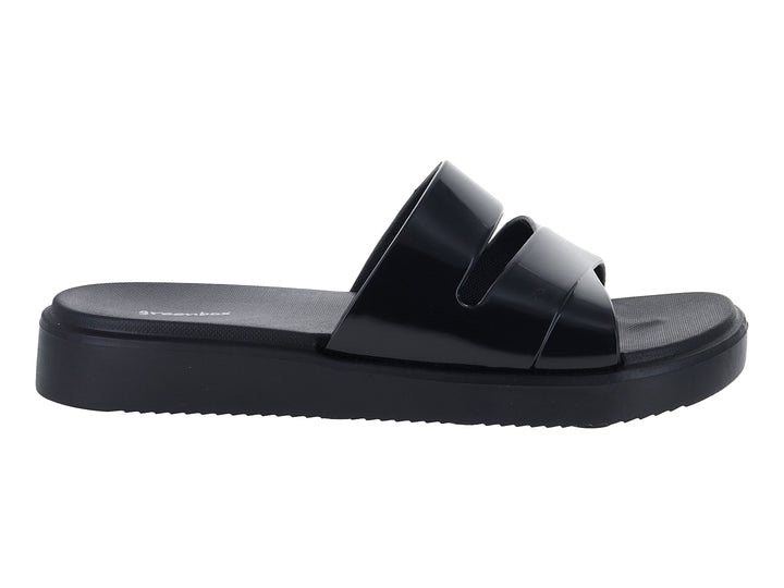 Sandalia ELEGA color negro con acabado brillante y suela de plataforma gruesa.