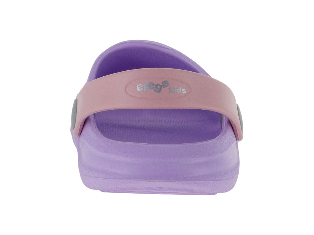 Sandalia tipo clog color malva con correa palo de rosa y botón verde.