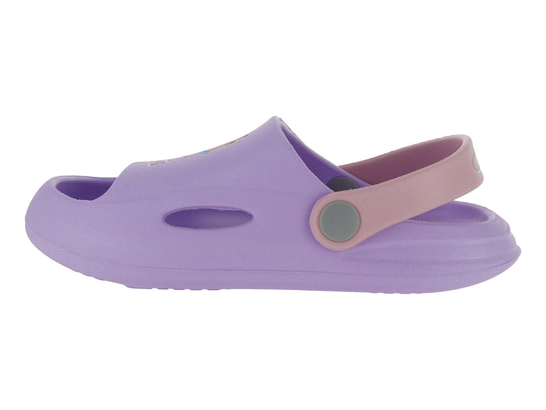 Sandalia tipo clog color malva con correa palo de rosa y botón verde.