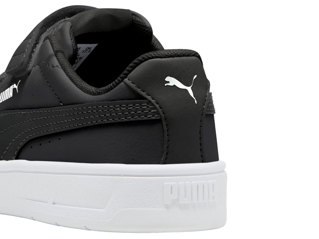 Tenis PUMA negros para Niño con suela blanca, cierre de velcro y agujetas.
