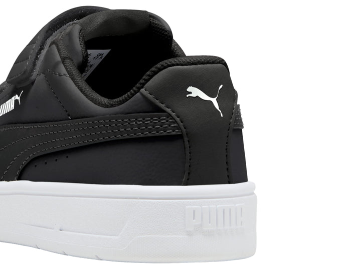 Tenis PUMA negros para Niño con suela blanca, cierre de velcro y agujetas.
