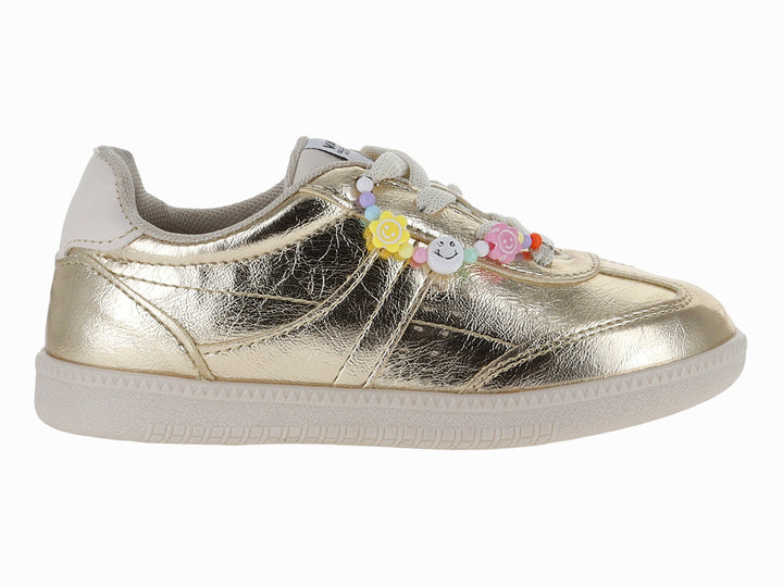 Tenis infantiles color oro metálico con adornos de cuentas y flores en los cordones y suela blanca.