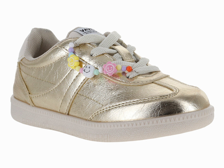 Tenis infantiles color oro metálico con adornos de cuentas y flores en los cordones y suela blanca.