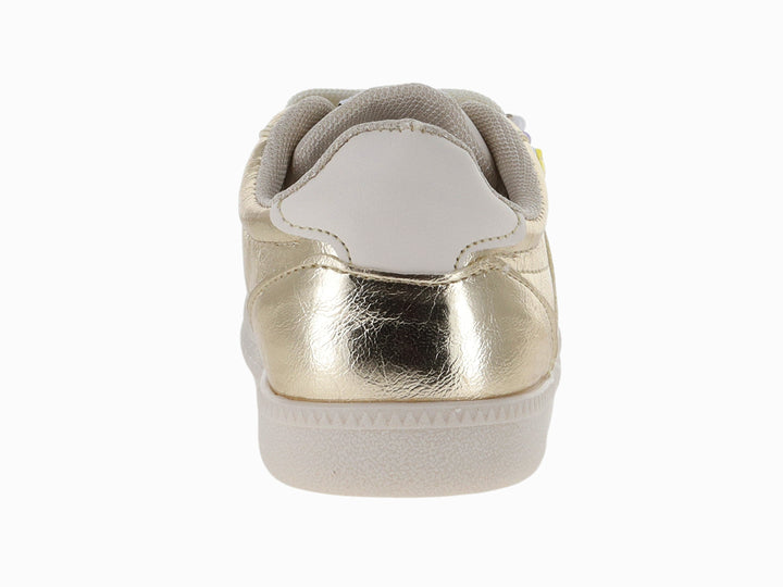 Tenis infantiles color oro metálico con adornos de cuentas y flores en los cordones y suela blanca.