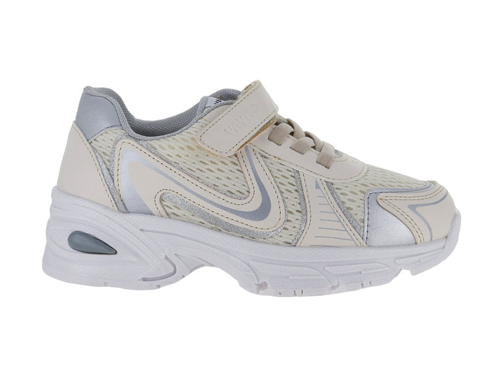 Tenis deportivos infantiles color latte con detalles plateados y suela blanca.