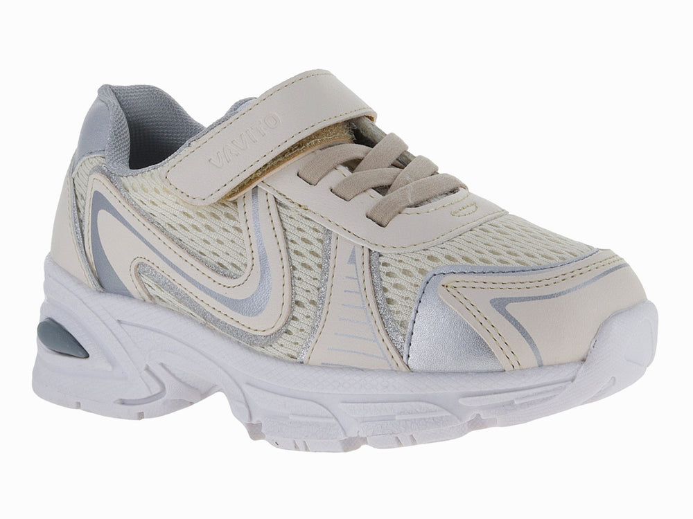 Tenis deportivos infantiles color latte con detalles plateados y suela blanca.