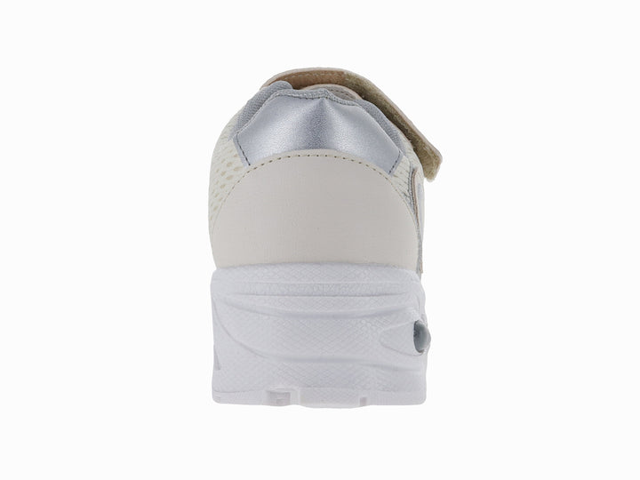 Tenis deportivos infantiles color latte con detalles plateados y suela blanca.