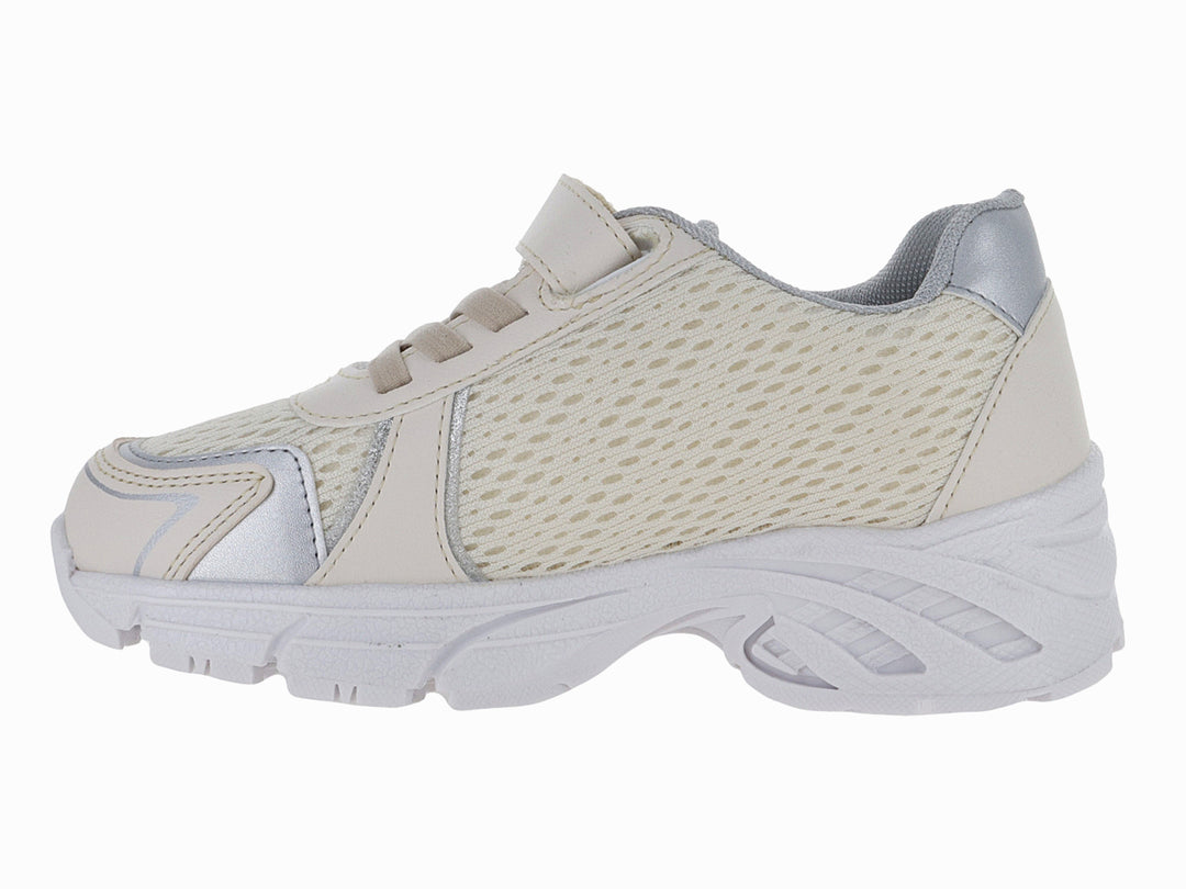 Tenis deportivos infantiles color latte con detalles plateados y suela blanca.