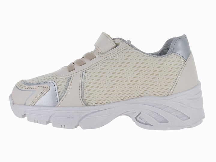 Tenis deportivos infantiles color latte con detalles plateados y suela blanca.