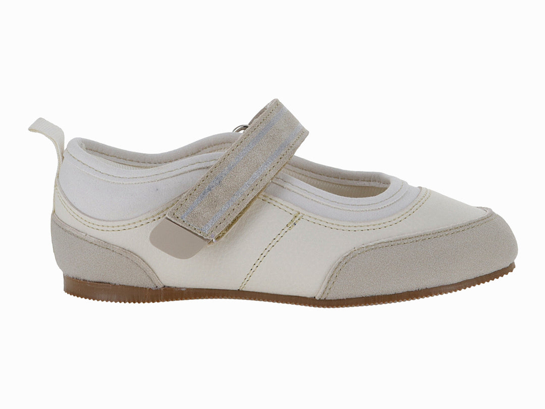 Zapato deportivo color beige con correa de velcro y suela color café.