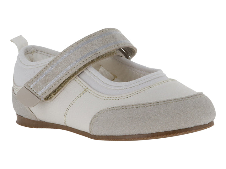 Zapato deportivo color beige con correa de velcro y suela color café.