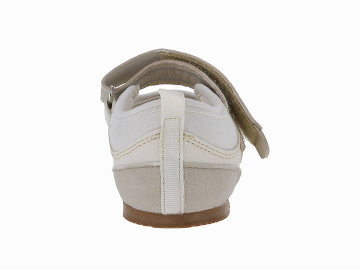 Zapato deportivo color beige con correa de velcro y suela color café.