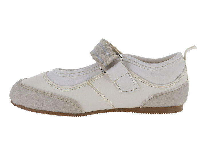 Zapato deportivo color beige con correa de velcro y suela color café.
