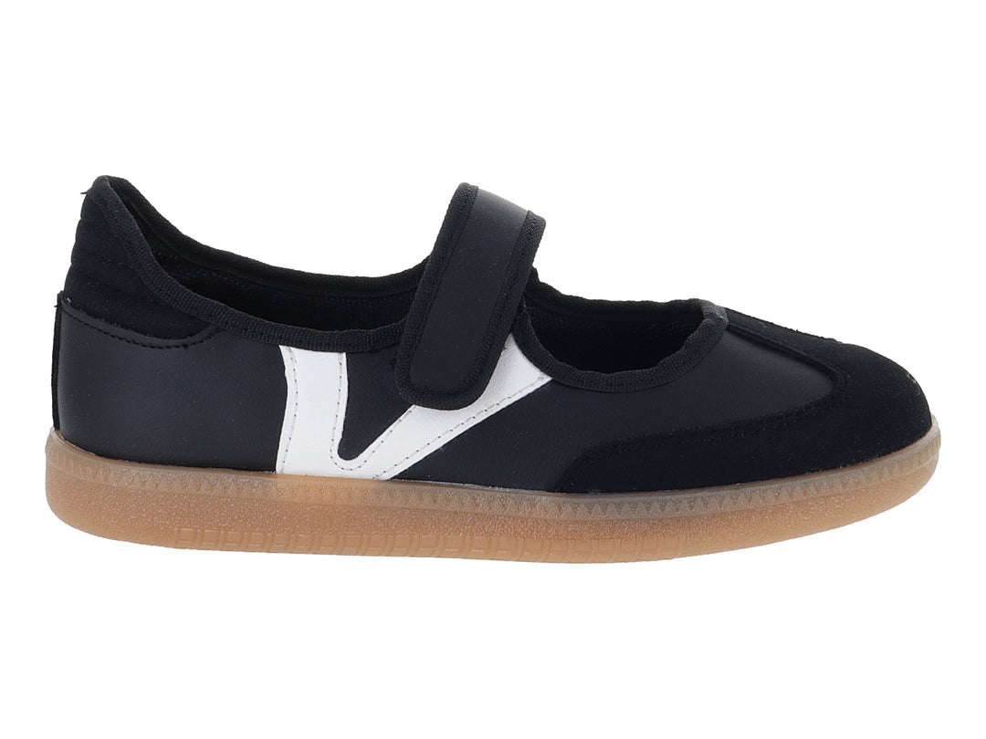 Zapato deportivo negro con suela de goma marrón y cierre de velcro.