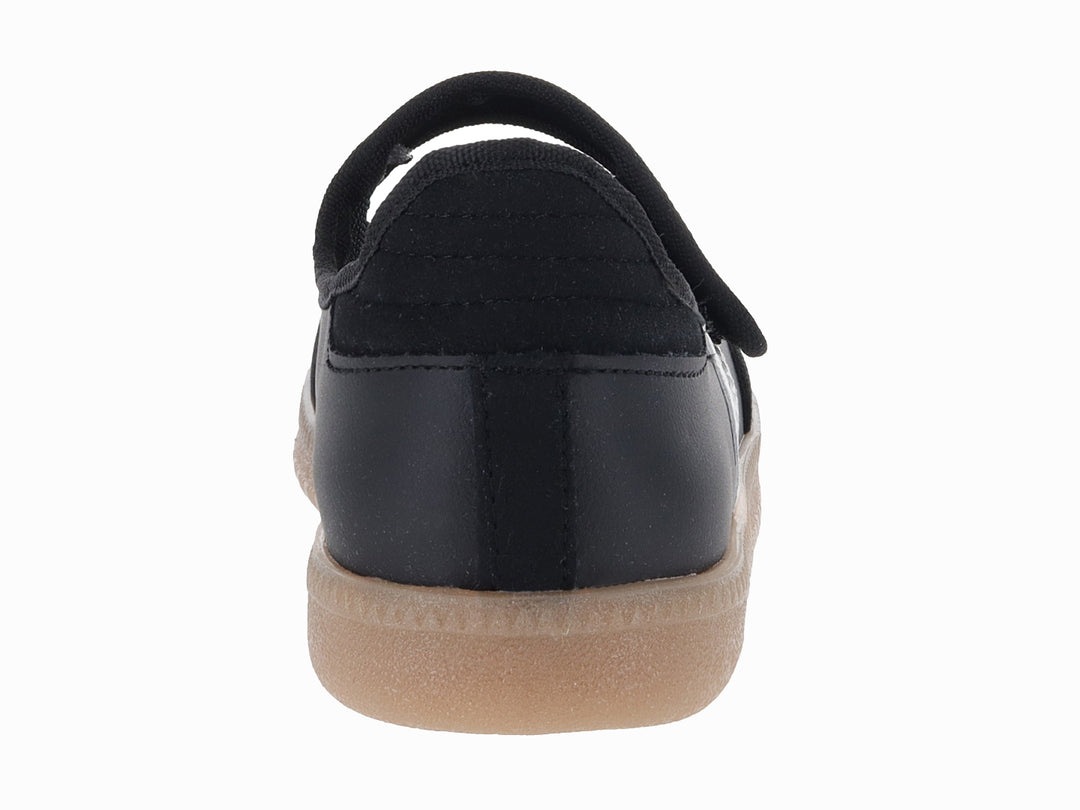 Zapato deportivo negro con suela de goma marrón y cierre de velcro.