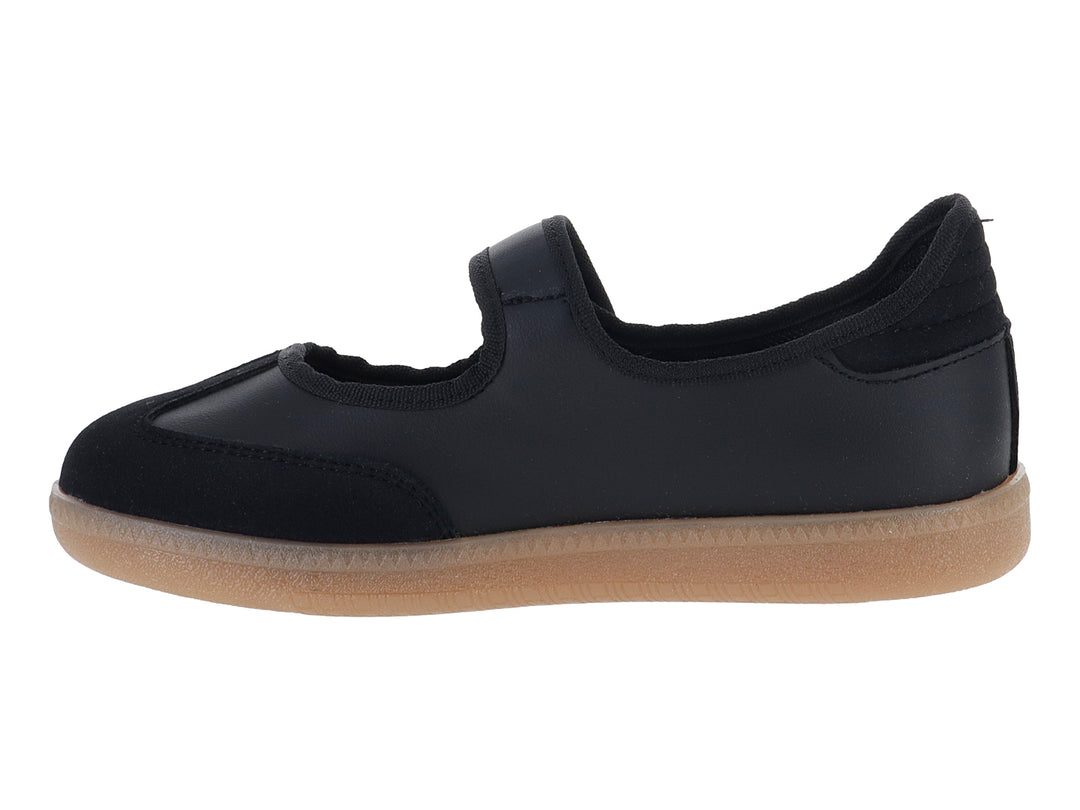 Zapato deportivo negro con suela de goma marrón y cierre de velcro.