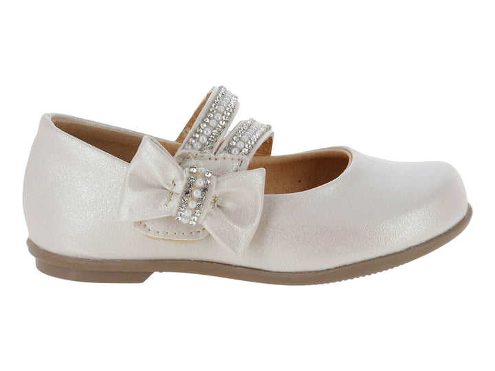 Zapato plano color beige para niña con moño decorativo y detalles de perlas brillantes.