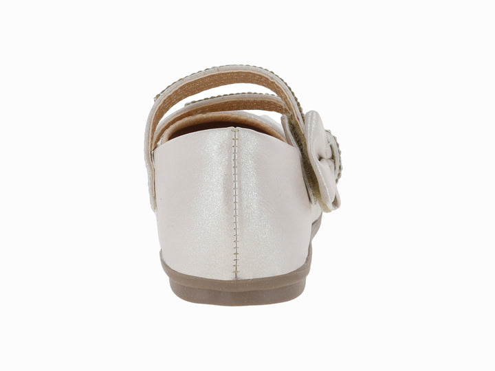 Zapato plano color beige para niña con moño decorativo y detalles de perlas brillantes.