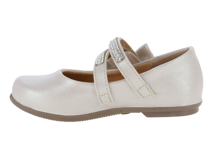 Zapato plano color beige para niña con moño decorativo y detalles de perlas brillantes.