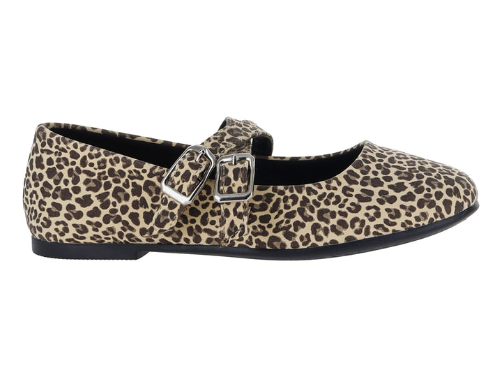 Zapato plano con estampado de leopardo en tonos camel y marrón, con dos hebillas plateadas.